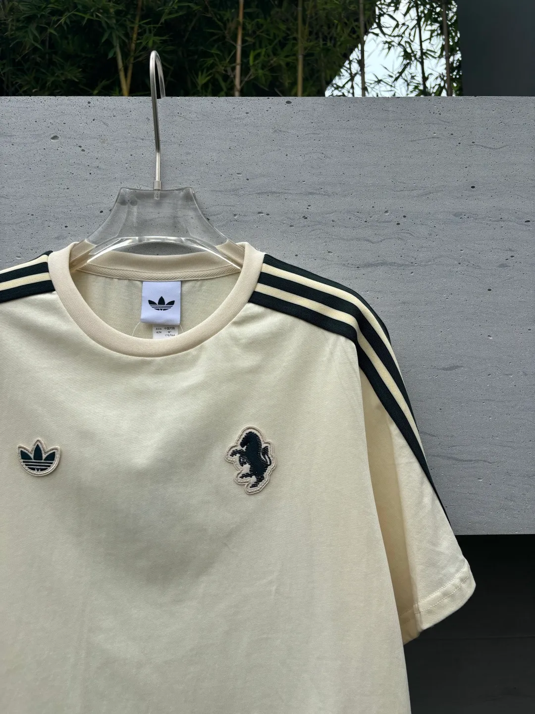 🈴𝟯Color Collection 𝟬𝟱𝟯𝟰𝟬#Exclusive real shot/difference between various stolen pictures and online version on the market [𝗔𝗗𝗜𝗗𝗔𝗦 Adidas Trefoil Joint Football Round Neck Couple Same Style Short Sleeve/𝗧 Shirt] Original order Liverpool Football Club joint Versatile is not picky. ✅Full set of 1:1 customized accessories ➕Customized three-label ➕𝗬𝘂𝗮𝗻 version hang tag ➕𝗹𝗼𝗴𝗼 packaging bag🔥 ➕Scan the tag to enter the official website. ✅Top Original version, ins Xiaohongshu Dewu Kuaishou and many bloggers wear it. ❤️Studio model 175/150 wears size L. It is loose and skin-friendly. Breathable. It is super comfortable for daily wear. The clover logo on the chest is very recognizable. 3D three-dimensional tailoring. The upper body is crisp and stylish. The version is loose. It covers the flesh and makes you slim. Perfectly modify the figure. The full set of accessories is customized in a one-to-one mold, striving for excellence. Good Quality is never just talk! Color; White Apricot Black Size; S M L XL XXL